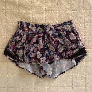 Lululemon Floral Hotty Hot 2.5” Shorts Size 6
